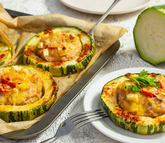 Кабачки запеченные с фаршем и сыром