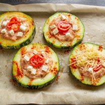На мясную котлету кладем кружок помидора, несколько кубиков феты. На мясную котлету кладем кружок помидора, несколько кубиков феты.
