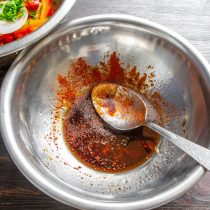Насыпаем молотую сладкую паприку и красный перец по вкусу.
