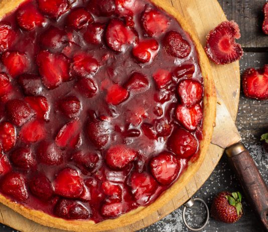 Пирог с клубникой на песочном тесте