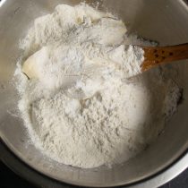 Просеиваем на масло пшеничную муку. Просеиваем на масло пшеничную муку.