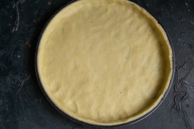 Срезаем края, делаем ровную основу. Срезаем края, делаем ровную основу.