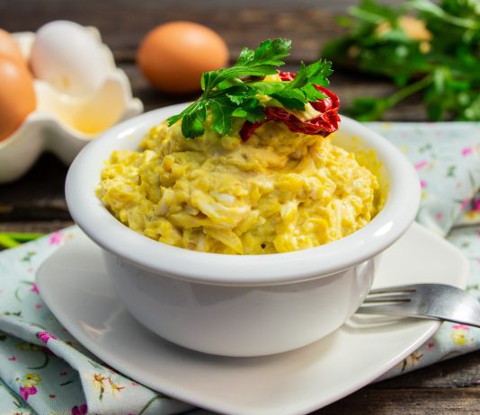 Яичный паштет с луком и сыром