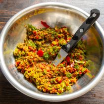 Пропускаем овощи через мясорубку с мелкой решеткой. Пропускаем овощи через мясорубку с мелкой решеткой.