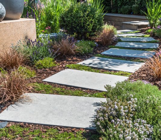 Аккуратная пошаговая дорожка своими руками.