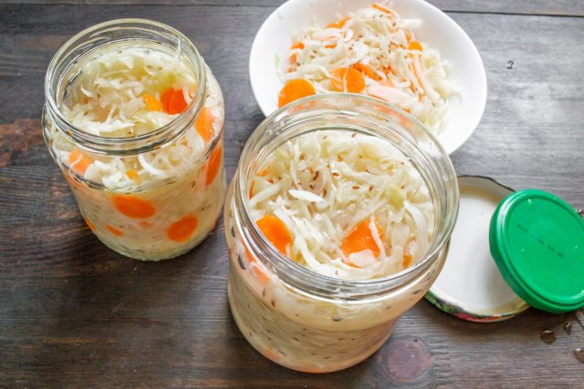 Когда вкус вам понравится, переложите капусту в банки. Когда вкус вам понравится, переложите капусту в банки.