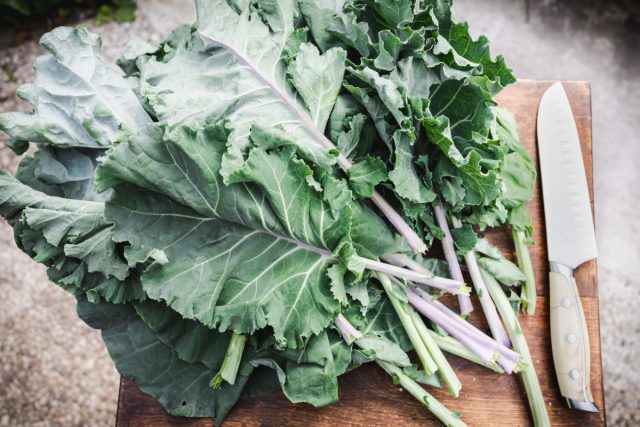 По вкусу кале напоминает щавель и капусту одновременно. По вкусу кале напоминает щавель и капусту одновременно.
