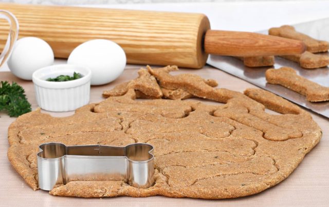 Выпекайте мясное печенье в заранее разогретой до 170 °С духовке в течение 30 минут. Выпекайте мясное печенье в заранее разогретой до 170 °С духовке в течение 30 минут.