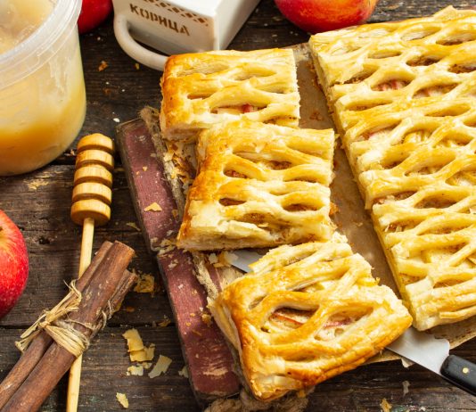 Слоеный пирог с яблоками и медом