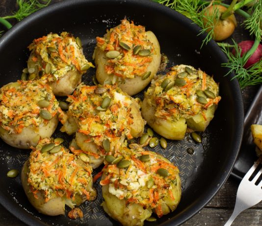 Запеченный картофель с творожным сыром и овощами