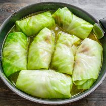 Вливаем горячий куриный или мясной бульон. Вливаем горячий куриный или мясной бульон.