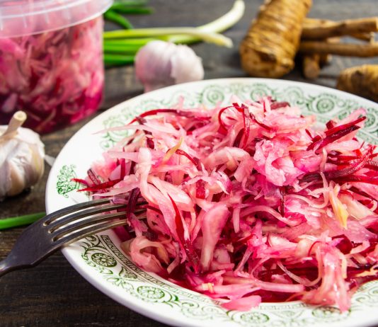 Квашенная капуста с хреном и свеклой - Рецепты Квашенная капуста с хреном и свеклой