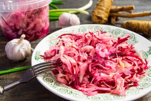 Квашенная капуста с хреном и свеклой Квашенная капуста с хреном и свеклой