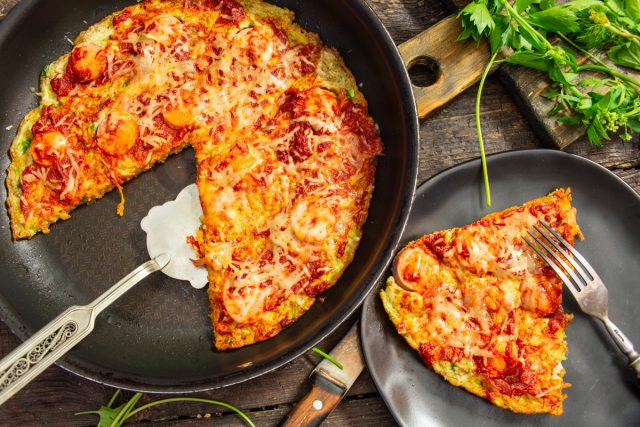 Пицца из кабачков с сосисками на сковороде Пицца из кабачков с сосисками на сковороде