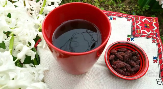 Косточки служат сырьем для напитка, по вкусу напоминающего кофе. Листья заваривают вместо чая. Косточки служат сырьем для напитка, по вкусу напоминающего кофе. Листья заваривают вместо чая.