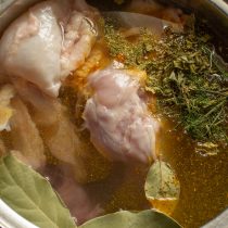Степень готовности курицы – мясо буквально спадает с костей, хрящи мягкие. Степень готовности курицы – мясо буквально спадает с костей, хрящи мягкие.