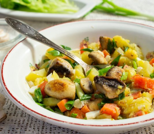 Картофельный салат с грибами и соусом винегрет - Постные блюда Картофельный салат с грибами и соусом винегрет