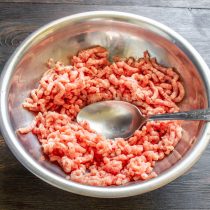 Нежирную свинину перекручиваем через мясорубку с мелкой решеткой.