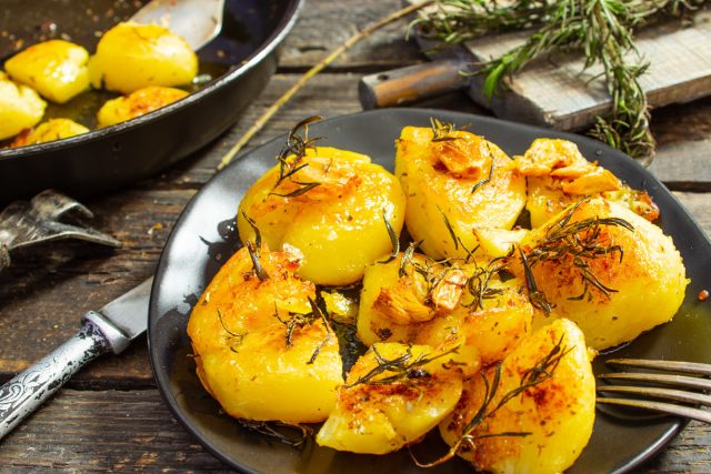 Запеченный картофель с розмарином и чесноком Запеченный картофель с розмарином и чесноком