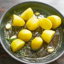 Выкладываем в сковороду вареный картофель. Выкладываем в сковороду вареный картофель.