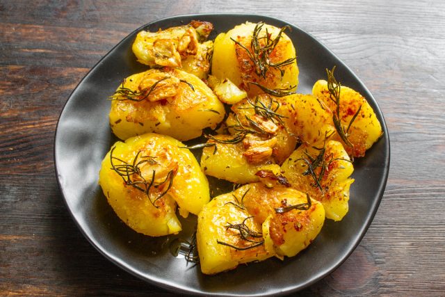 Запеченный картофель с розмарином и чесноком получился таким вкусным! Запеченный картофель с розмарином и чесноком получился таким вкусным!
