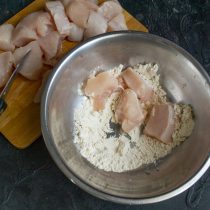 Филе куриной грудки нарезаем кубиками размером 2х2 сантиметра. Филе куриной грудки нарезаем кубиками размером 2х2 сантиметра.