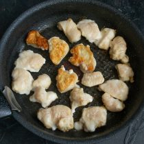 В разогретое масло выкладываем кусочки курицы в один слой. В разогретое масло выкладываем кусочки курицы в один слой.