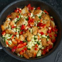 Нарезаем кабачок и перец маленькими кубиками, добавляем к обжаренной курице. Нарезаем кабачок и перец маленькими кубиками, добавляем к обжаренной курице.