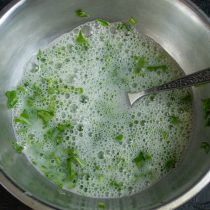Разбиваем яйца, по вкусу солим. Разбиваем яйца, по вкусу солим.