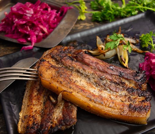 Грудинка свиная жареная в медовом соусе