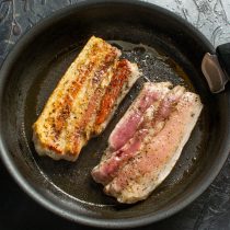 Переворачиваем мясо, снова прижимаем грузом. Переворачиваем мясо, снова прижимаем грузом.