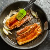 Снимаем с мяса груз и смазываем грудинку медовой глазурью. Снимаем с мяса груз и смазываем грудинку медовой глазурью.