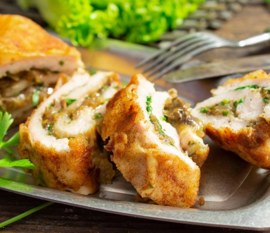 Куриный рулет с грибами и сыром