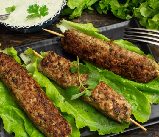 Мясной кебаб по-египетски с мятой и кинзой