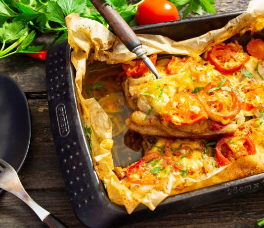 Свиная корейка с овощами и сыром в духовке