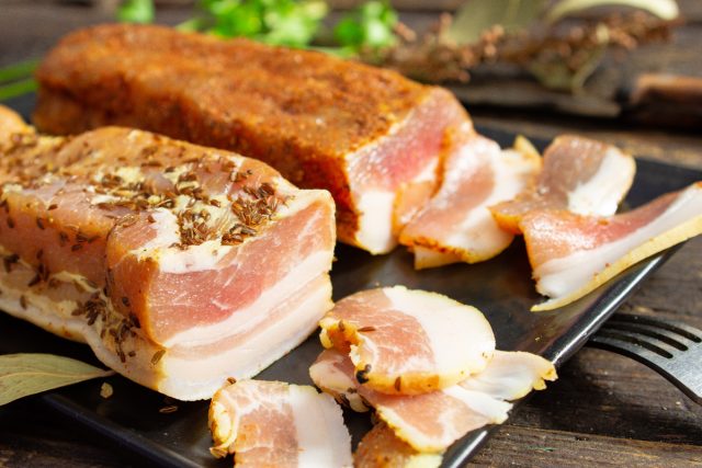Грудинка соленая в рассоле с куркумой и соевым соусом