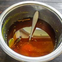 Вливаем черный соевый соус и воду, насыпаем молотую куркуму.
