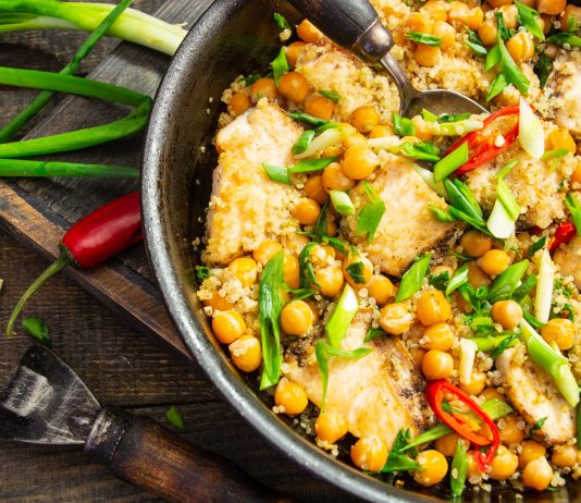 Куриная грудка с киноа и нутом