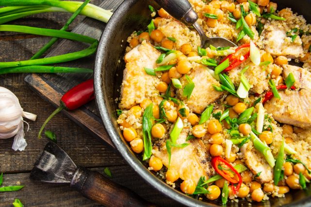 Куриная грудка с киноа и нутом Куриная грудка с киноа и нутом