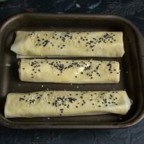 Посыпаем пирожки чёрным и белым кунжутом. Посыпаем пирожки чёрным и белым кунжутом.