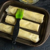 Смазываем пирожки яйцом с помощью силиконовой кисточки. Смазываем пирожки яйцом с помощью силиконовой кисточки.