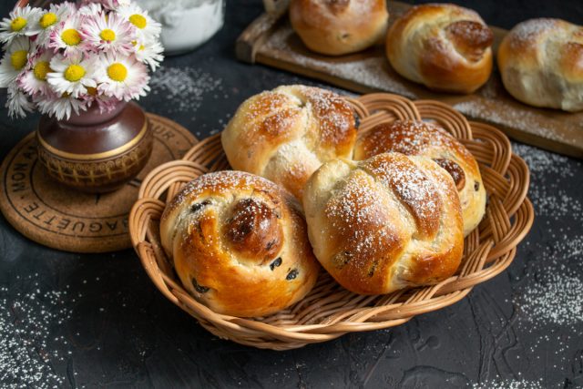 Плюшки с изюмом — простые сладкие булочки Плюшки с изюмом — простые сладкие булочки