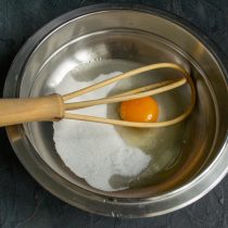 Насыпаем в миску сахарный песок и соль, разбиваем одно яйцо. Насыпаем в миску сахарный песок и соль, разбиваем одно яйцо.