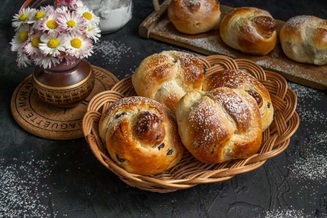 Готовые плюшки с изюмом посыпаем сахарной пудрой и подаём к чаю. Готовые плюшки с изюмом посыпаем сахарной пудрой и подаём к чаю.