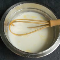 Взбиваем венчиком молоко с сахаром и яйцами. Взбиваем венчиком молоко с сахаром и яйцами.