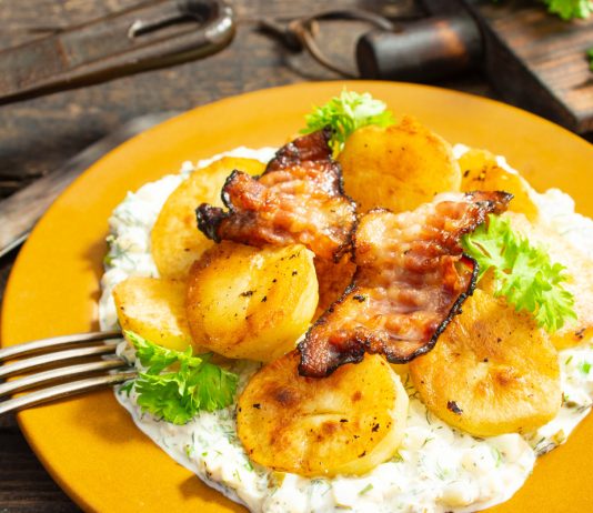 Картофель по-деревенски с соусом и беконом