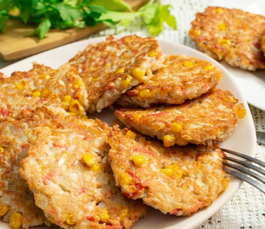 Котлеты из крабовых палочек с сыром и кукурузой