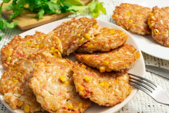 Котлеты из крабовых палочек с сыром и кукурузой Котлеты из крабовых палочек с сыром и кукурузой