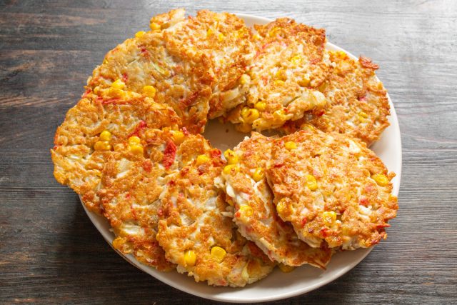 Подаем на стол теплыми. Очень вкусно со сметаной и кетчупом, а если сверху ещё и зелёным лучком посыпать! Подаем на стол теплыми. Очень вкусно со сметаной и кетчупом, а если сверху ещё и зелёным лучком посыпать!