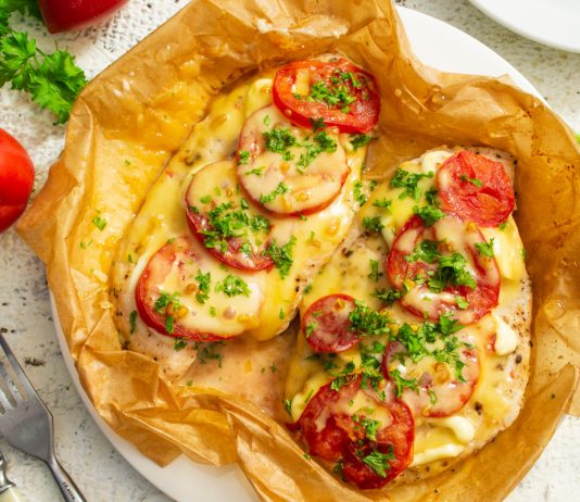 Куриная грудка с помидорами и сыром на сковороде